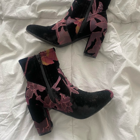 steve madden black & violet velvet patterned block heeled boots size 6 - Picture 2 of 3